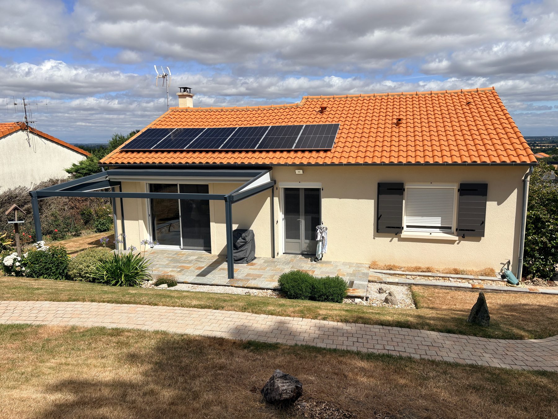 Installation photovoltaïque résidentielle réalisée par AVYNEO sur toiture tuiles
