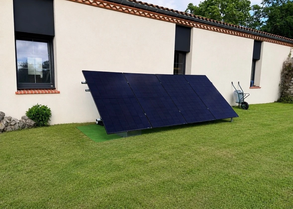 Installation solaire plug and play de 2 kWc au sol chez un client locataire à Divatte-sur-Loire