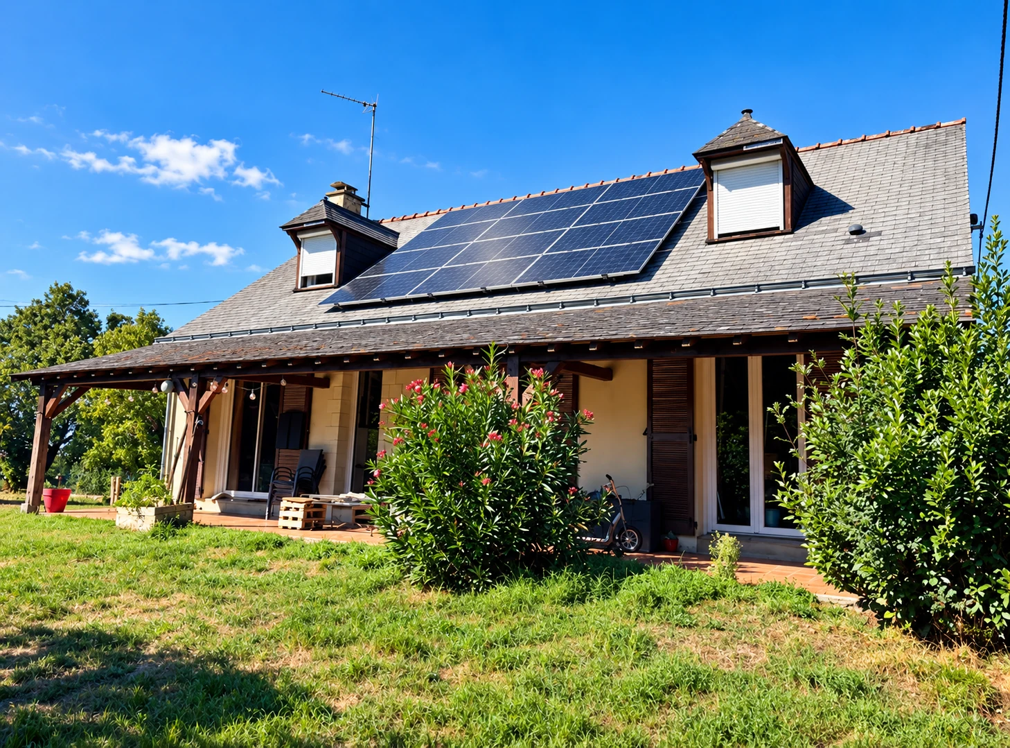 Panneaux solaires entre les lucarnes d’une toiture ardoise à Mozé-sur-Louet