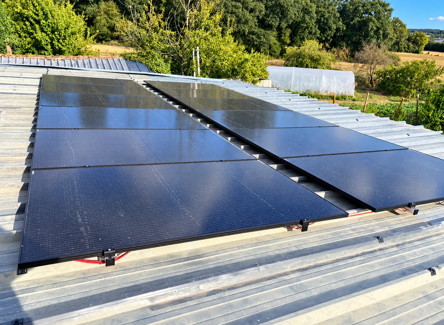 Panneaux photovoltaïques sur une toiture bac acier à Montrevault-sur-Èvre
